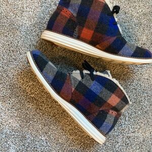 Cole Haan holiday style winter ZEROGRAND shoe. Size 8. Very light wear.